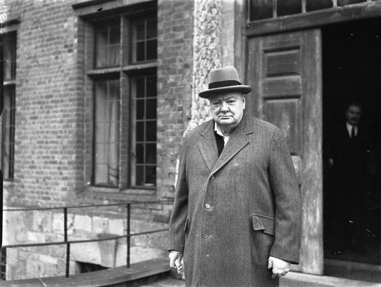 Winston Churchill: Der verstorbene englische Politiker stotterte bei Reden. Ein leises „mhhh“ half dem ehemaligen Premierminister, seine Sätze fehlerfrei zu beginnen.