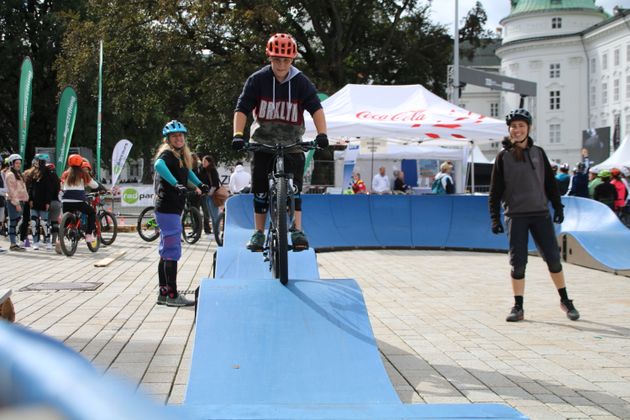 Die Besucher konnten ihre Geschicklichkeit am Mountainbike, Einrad oder Skateboard unter professioneller Anleitung auf die Probe stellen.