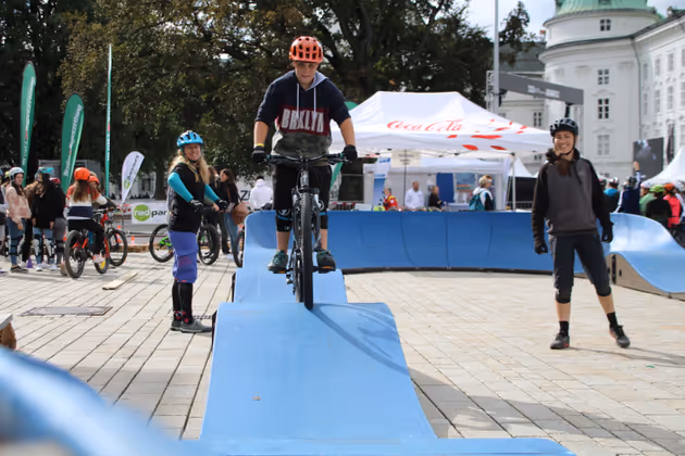 Die Besucher konnten ihre Geschicklichkeit am Mountainbike, Einrad oder Skateboard unter professioneller Anleitung auf die Probe stellen.