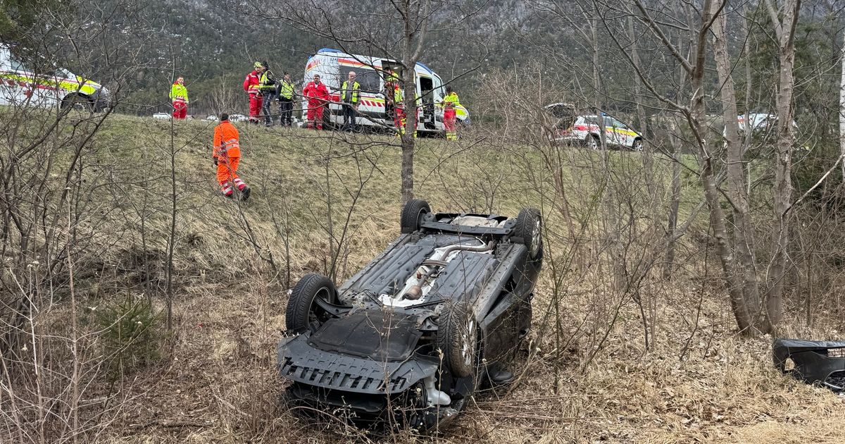 Auto-berschlug-sich-auf-Inntalautobahn-bei-Pettnau-Zwei-Personen-ins-Spital-gebracht