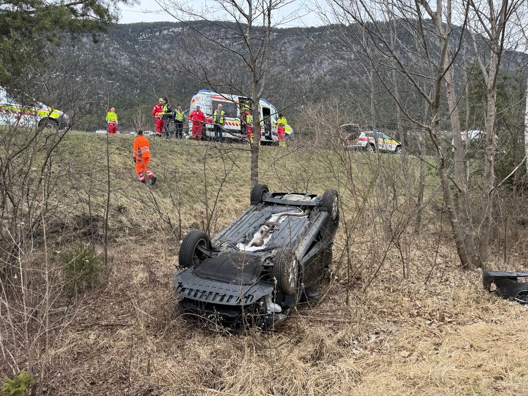 Auto überschlug sich auf Inntalautobahn bei Pettnau: Zwei Personen ins Spital gebracht