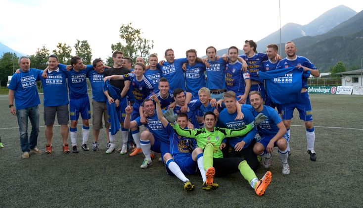 Landesliga West: Mit 15 Punkten Vorsprung lösten die Blues um Kapitän Hannes Raitmair in souveräner Manier und vorzeitig den sofortigen Wiederaufstieg in die UPC Tirol Liga.