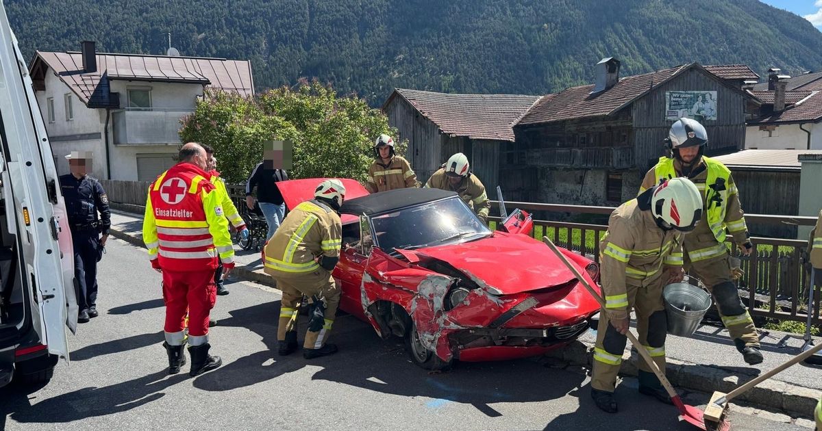 Oldtimer-Cabrio-und-Lkw-kollidierten-auf-Mieminger-Stra-e-Zwei-Personen-verletzt