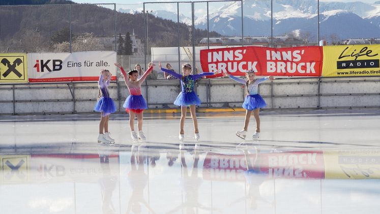 Magdalena, Valentina, Theresa und Klara von der Eislaufschule Innsbruck begeisterten als Glitzerkids zum Song „Happy“ von Pharrell Williams.