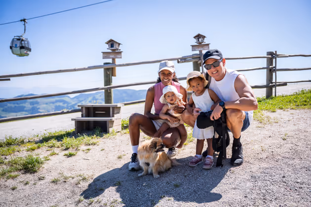 Ingrid, Kylie, Bailey und Manuel mit Hündin Leona waren vom Ausflug am Berg begeistert. 