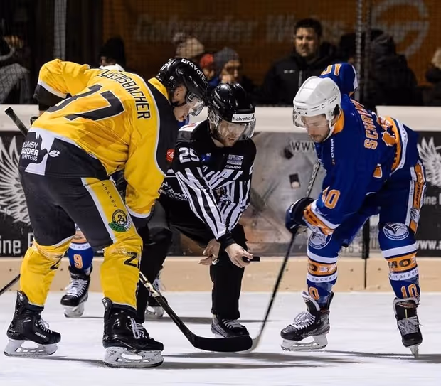 Fabio Schramm (blau) behielt mit Mils in der oberen Gruppe der Tiroley Eishockey-Liga gegen Wattens (Julian Jagersbacher) die Oberhand.