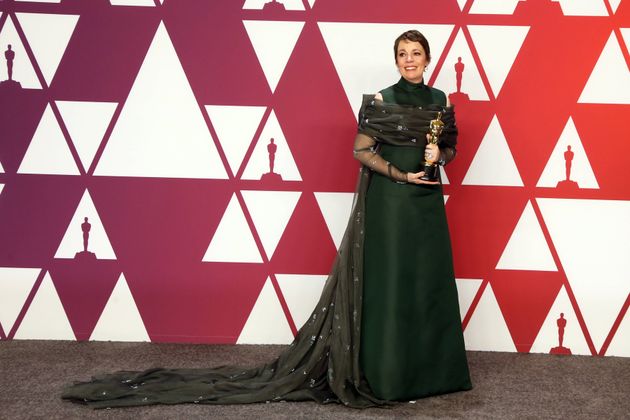 Olivia Colman hat eine wirklich erfrischende Oscar-Rede gehalten und ihr Publikum zwei Minuten zum Lachen gebracht. Ihr Look fiel hingegen eher in die Kategorie: altbacken und zum Gähnen.