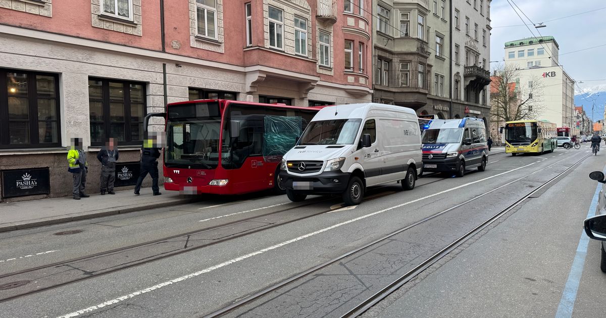 Aufsehenerregender-Unfall-in-Innsbruck-Lkw-streifte-Linienbus-Scheibe-ging-zu-Bruch