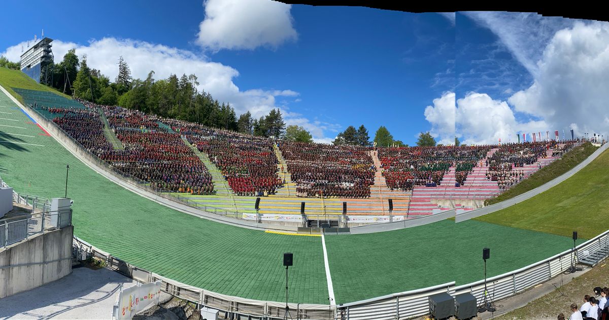 Auftakt-zu-Festakt-10-000-Sch-tzen-tauchen-Bergisel-Stadion-in-ein-Meer-aus-Trachten