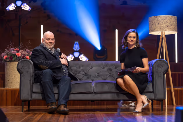 Michael D. Zimmermann im Gespräch mit Moderatorin Daniela Schmiderer.