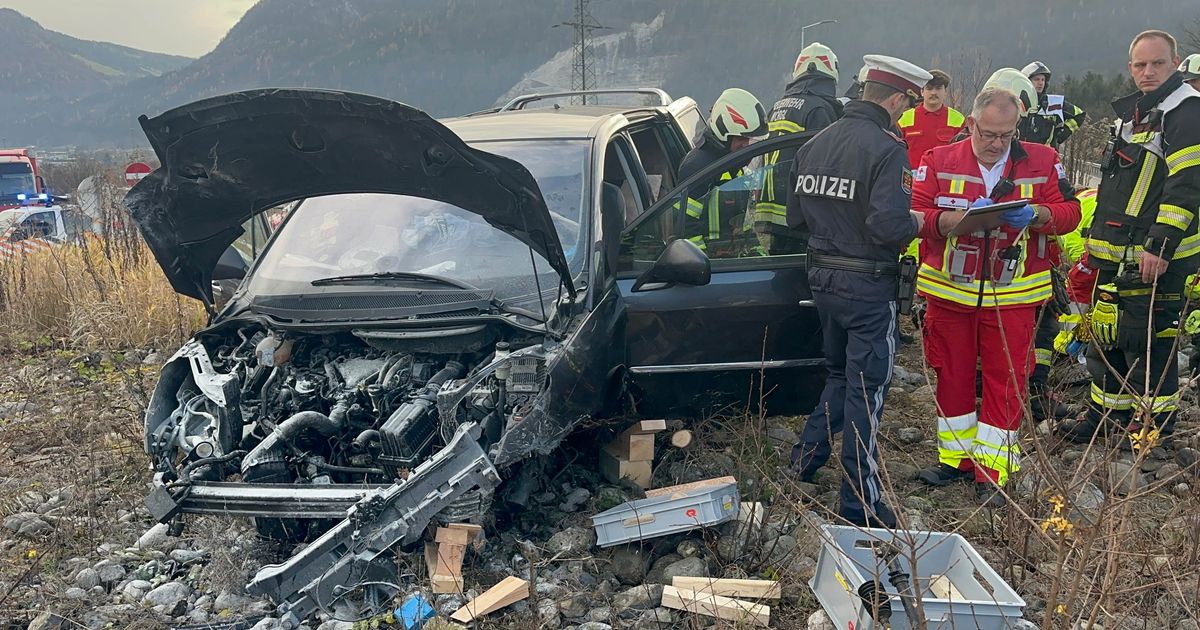 Schwerer-Unfall-55-J-hriger-krachte-mit-hoher-Geschwindigkeit-in-Kundler-Kreisverkehr