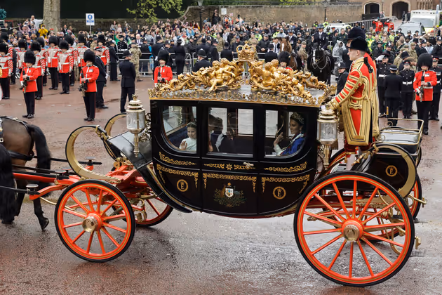 Die Familie von Prinz William fuhr in einer Kutsche hinter dem Königspaar zum Palast.