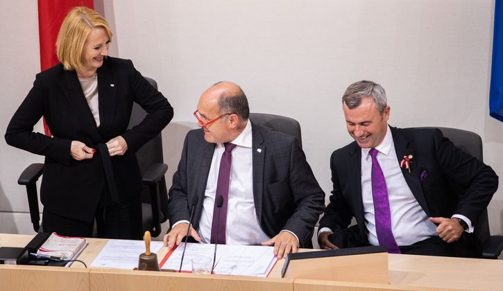 Auch die Zweite Präsidentin Doris Bures stieg heuer - mit 83,0 Prozent - weit besser aus als 2017 (66,1 Prozent); und auch besser als bei ihrer Wahl zur Ersten Präsidentin im Jahr 2014, wo sie mit 78,0 Prozent Nachfolgerin Barbara Prammers geworden war. In der Liste der Zweiten Präsidenten seit 1990 kletterte Bures um drei Ränge nach oben, auf Platz 5 hinter drei ÖVP-Politiker. An der Spitze liegt Heinreich Neisser (ÖVP), der 1994 und 1996 etwas mehr als 90 Prozent schaffte.