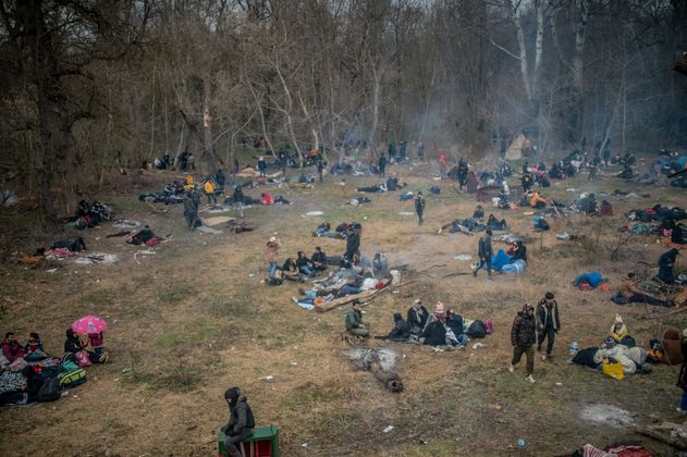 Tausende Migranten, darunter auch Familien mit kleinen Kindern, verbrachten eine kalte Nacht an der Grenze. Die Temperaturen fielen auf fast null Grad.
