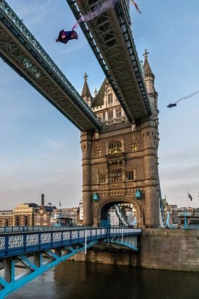 ABD0006_20240512 - LONDON - GROSSBRITANNIEN: ++ HANDOUT ++ ZU APA0095 VOM 12.5.2024 - Erstmals ist die fast 130 Jahre alte Londoner Tower Bridge am Sonntag, 12. Mai 2024, von Menschen durchflogen worden. Der Bregenzer Marco Fürst und Marco Waltenspiel aus Oberndorf/Salzburg flogen um 05.23 Uhr Londoner Zeit (06.23 MESZ) mit Wingsuits zwischen der Fahrbahn und der hoch darüber liegenden historischen Fußgängerbrücke durch. ++ This image may only be used for editorial purpose in one-time publications and strictly limited to the purpose of use stated in the terms and conditions of the service where you retrieved the image. It must not be altered or modified. ++. - FOTO: APA/WWW.REDBULLMEDIAHOUSE.COM/MIHAI STETCU / RED BULL CONTENT POOL - ++ WIR WEISEN AUSDRÜCKLICH DARAUF HIN, DASS EINE VERWENDUNG DES BILDES AUS MEDIEN- UND/ODER URHEBERRECHTLICHEN GRÜNDEN AUSSCHLIESSLICH IM ZUSAMMENHANG MIT DEM ANGEFÜHRTEN ZWECK UND REDAKTIONELL ERFOLGEN DARF - VOLLSTÄNDIGE COPYRIGHTNENNUNG VERPFLICHTEND ++