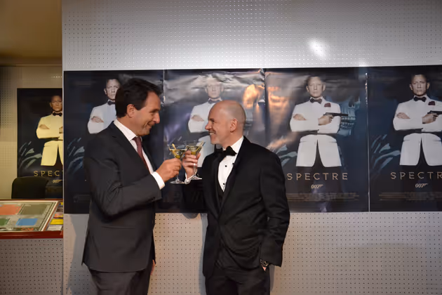 Ganz im Stil von James Bond gönnten sich Dietmar Wunder und Franz Theurl einen Martini vor der Premiere.