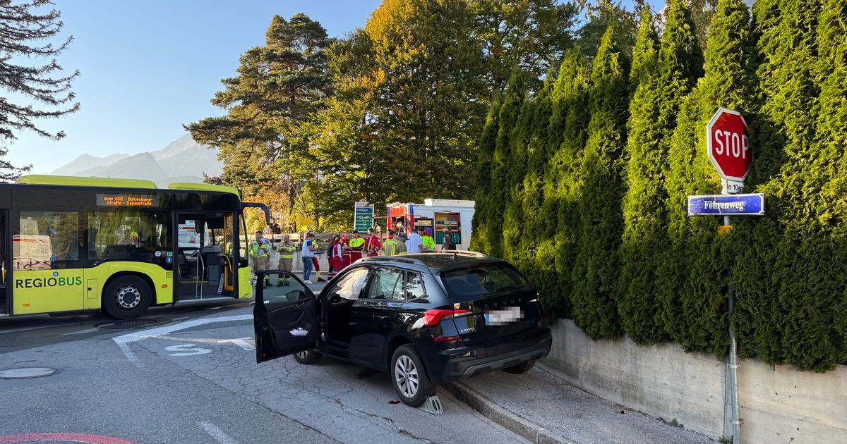 Unfall-mit-Bus-in-Telfs-Neun-Verletzte-gro-teils-Kinder-und-Jugendliche