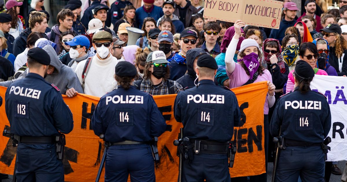Gro-es-Polizeiaufgebot-bei-Kundgebung-und-Gegendemo-in-Innsbruck