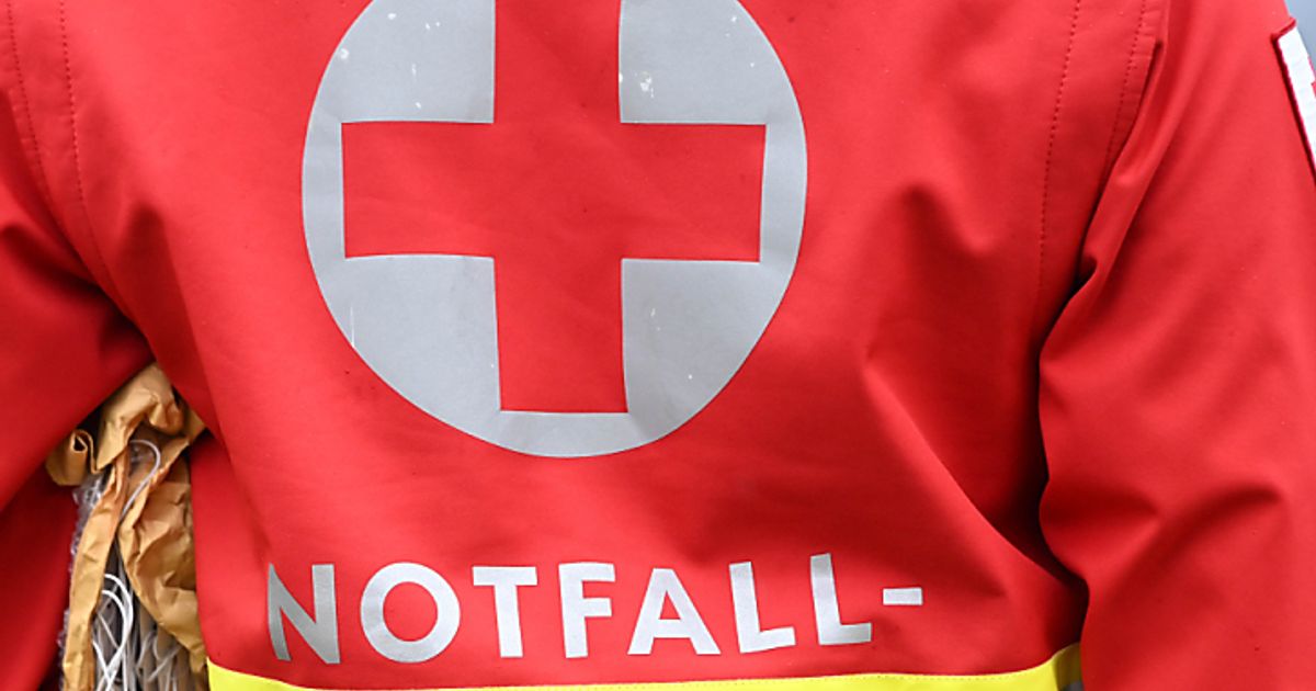 Motorradfahrer-kam-in-Haiming-von-Stra-e-ab-und-landete-im-Wald-Schwer-verletzt