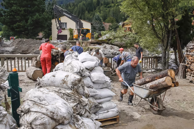 Die Tage danach: Kategorie-Sieger Objektiv 2018 in der Kategorie Chronik von Erwin Scheriau. Bewohner und Helfer bei Aufräumarbeiten nach Überflutungen. Oberwölz wurde besonders stark von Hochwasser heimgesucht.