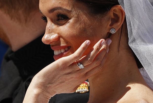 Meghan winkt und zeigt ihren Ehering.