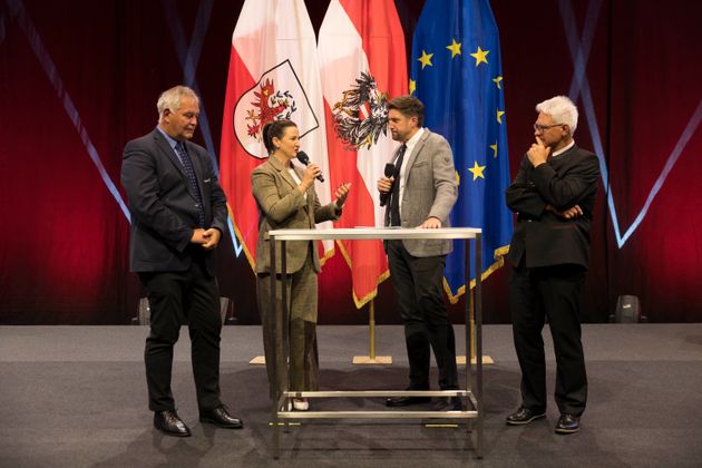Interviewrunde mit v.li.: Bgm Helmut Mall, LRin Astrid Mair, Moderator Thomas Saurer und BH Siegmund Geiger zum Katastrophenereignis in St. Anton.
 