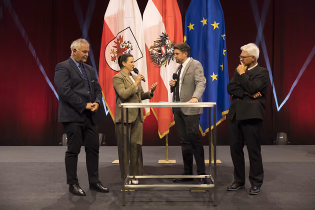 Interviewrunde mit v.li.: Bgm Helmut Mall, LRin Astrid Mair, Moderator Thomas Saurer und BH Siegmund Geiger zum Katastrophenereignis in St. Anton.
 