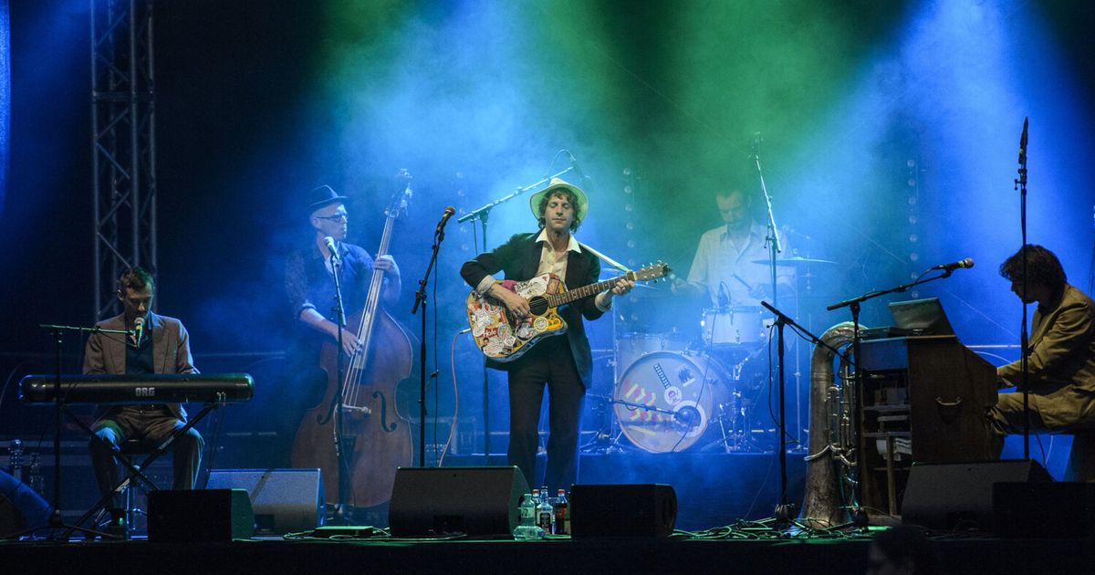 Finstere-Lieder-zum-federleichten-Schunkeln-Austropop-Gr-e-gastiert-in-Innsbruck