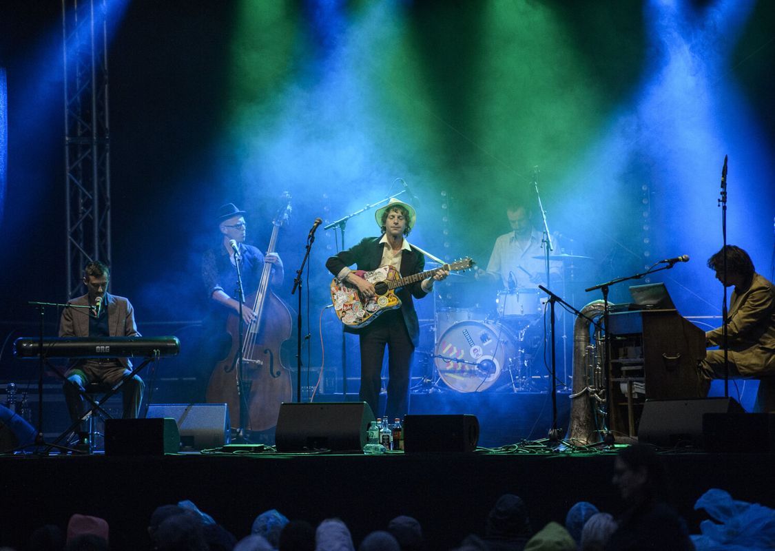 Finstere Lieder zum federleichten Schunkeln: Austropop-Größe gastiert in Innsbruck
