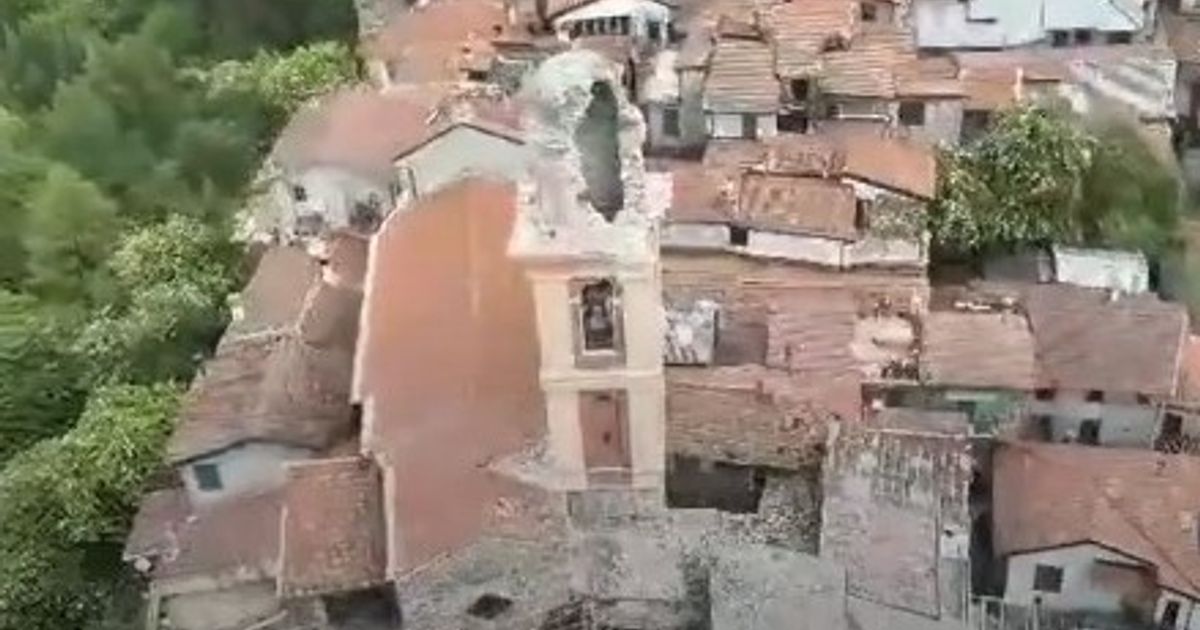 Kirchturm-in-Norditalien-durch-Blitzschlag-teilweise-eingest-rzt