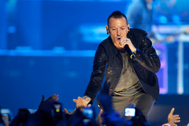 20. Juli: Chester Bennington (✝ 41) | Nach einem langen Kampf gegen Depressionen und Alkoholsucht hatte Chester Bennington, der Sänger der Band Linkin Park, seinem Leben ein Ende gesetzt. Er war eng mit Chris Cornell befreundet.