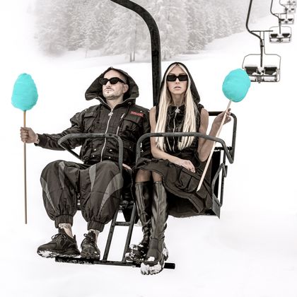 Die Models Michi und Armin präsentieren Desingermode von ECT Studio in einem Sessellift in der Axamer Lizum.