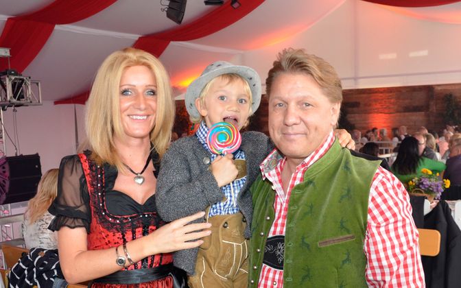 Zünftig und fesch: Markus "McDonalds" Bock mit seiner Frau Karin und Filius David im ORF Radio Tirol Oktoberfestzelt.