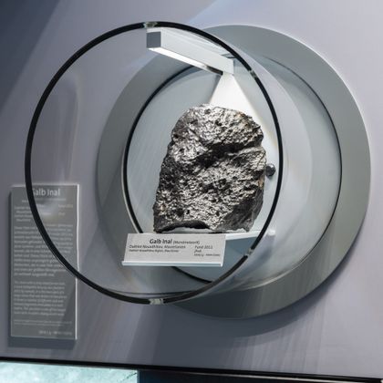 Mondmeteorit-Vitrine im Naturhistorischen Museum Wien