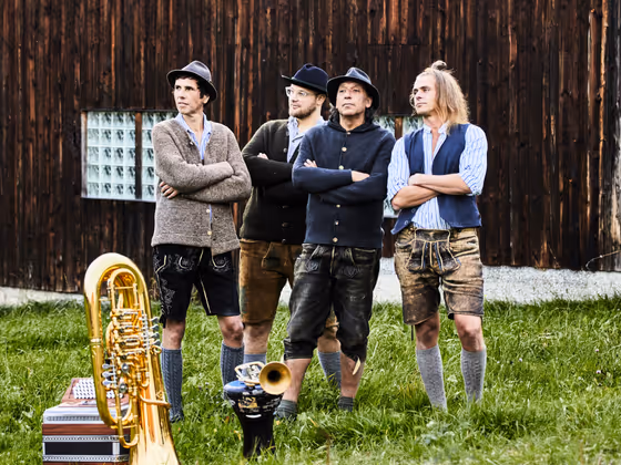 Die Münchner Blasmusik-Kapelle OANSNO sorgt mit ihren Mundart-Texten und ihren vielfältigen Einflüssen aus Reggae, Ska und Folk für gute Stimmung.