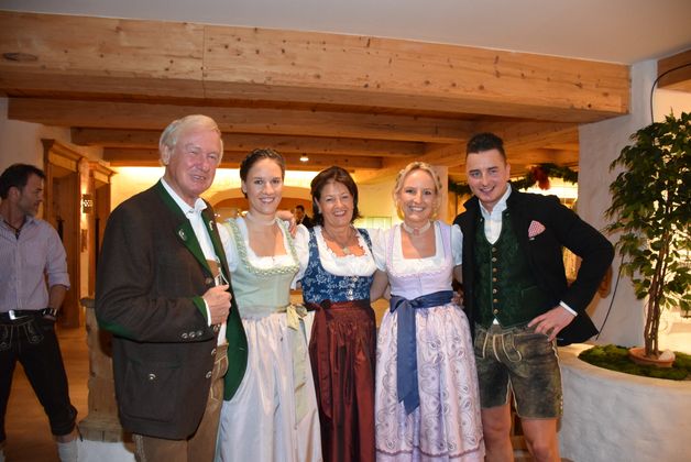 Elisabeth, Magdalena und Maria Hauser-Lederer mit Sänger Andreas Gabalier (v. l.) der sich bestens amüsierte.