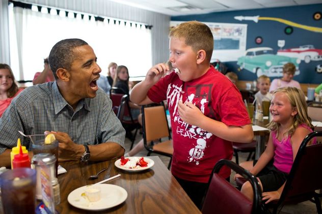 Als Präsident muss man auch teilen können. Deshalb darf dieser Bub im Jahr 2012 in Harbor, Ohio, von Obamas Erdbeerkuchen naschen. Und nimmt den Mund ganz schön voll.