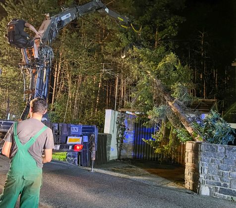 Ein umgestürzter Baum wird in Mieming beseitigt.