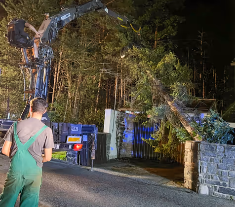 Ein umgestürzter Baum wird in Mieming beseitigt.