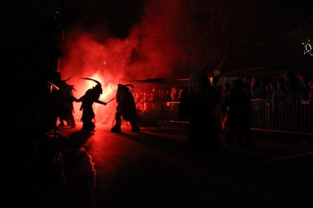 Auftritt des Tiroler Teufelspack in Völs.