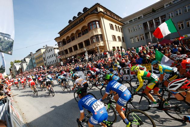 Jubelnde Fans beim Start in Kufstein.
