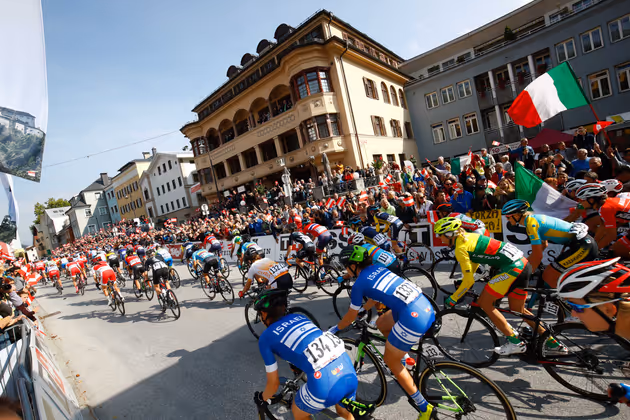 Jubelnde Fans beim Start in Kufstein.