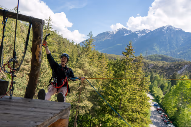 Brandneu in dieser Saison: Beim Shock Release Mega Swing lockt der freie Fall aus 27 Metern Höhe.