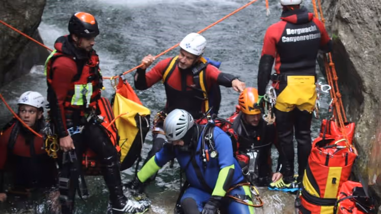 Die Tiroler Wasserrettung ist auf Canyoning-Einsätze gut vorbereitet, wie sie bei der Übung in Bayern demonstrierte.