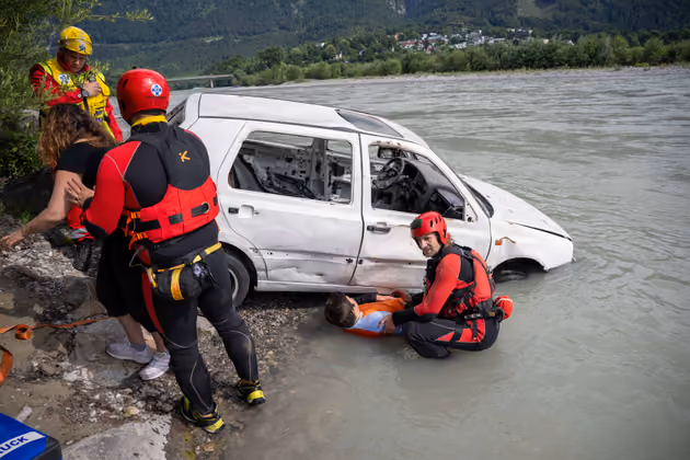  Bei einem Übungsszenario ging es um ein in den Inn gestürztes Auto.