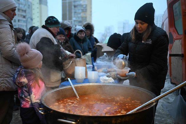 Eine NGO gibt heißes Essen in einem Viertel von Kiew, wo wegen der russischen Angriffe die Versorgung mit Strom und Wasser zusammengebrochen ist.