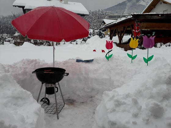 Nach zwei Stunden Schneeschaufeln in Telfs hatten wir Hunger, schreibt Monika Müller.