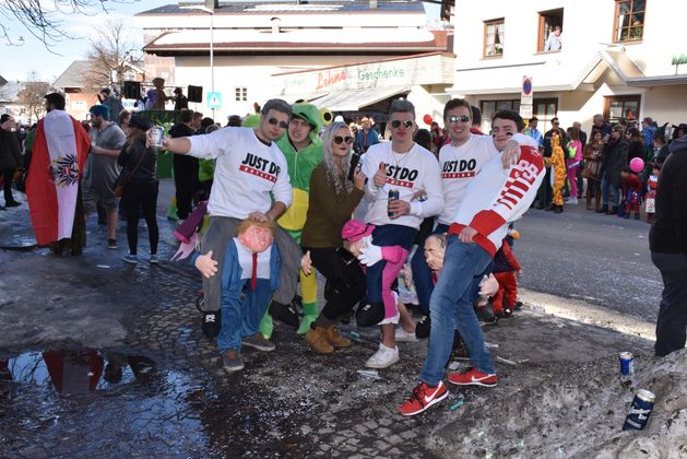 Rund 50 maskierte Gruppen zu beklatschen.