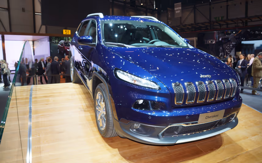 Der Jeep Cherokee kehrt zurück und fährt mit Neunstufenautomatik vor