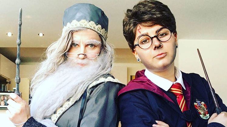 Albus Dumbledore (Christina Narr) und Harry Potter (Valentina Tropper).